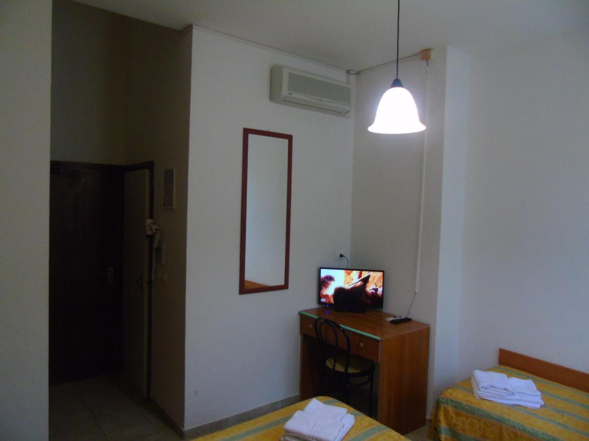 Hotel Zeus Lido Di Classe Room Only Bagian luar foto