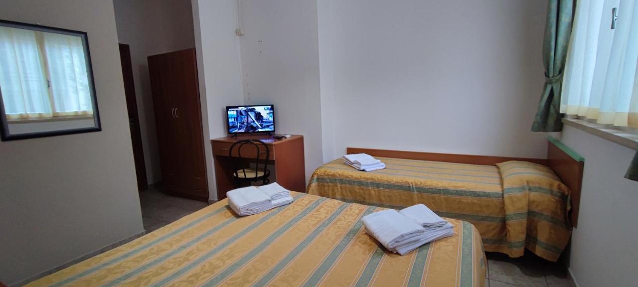 Hotel Zeus Lido Di Classe Room Only Bagian luar foto