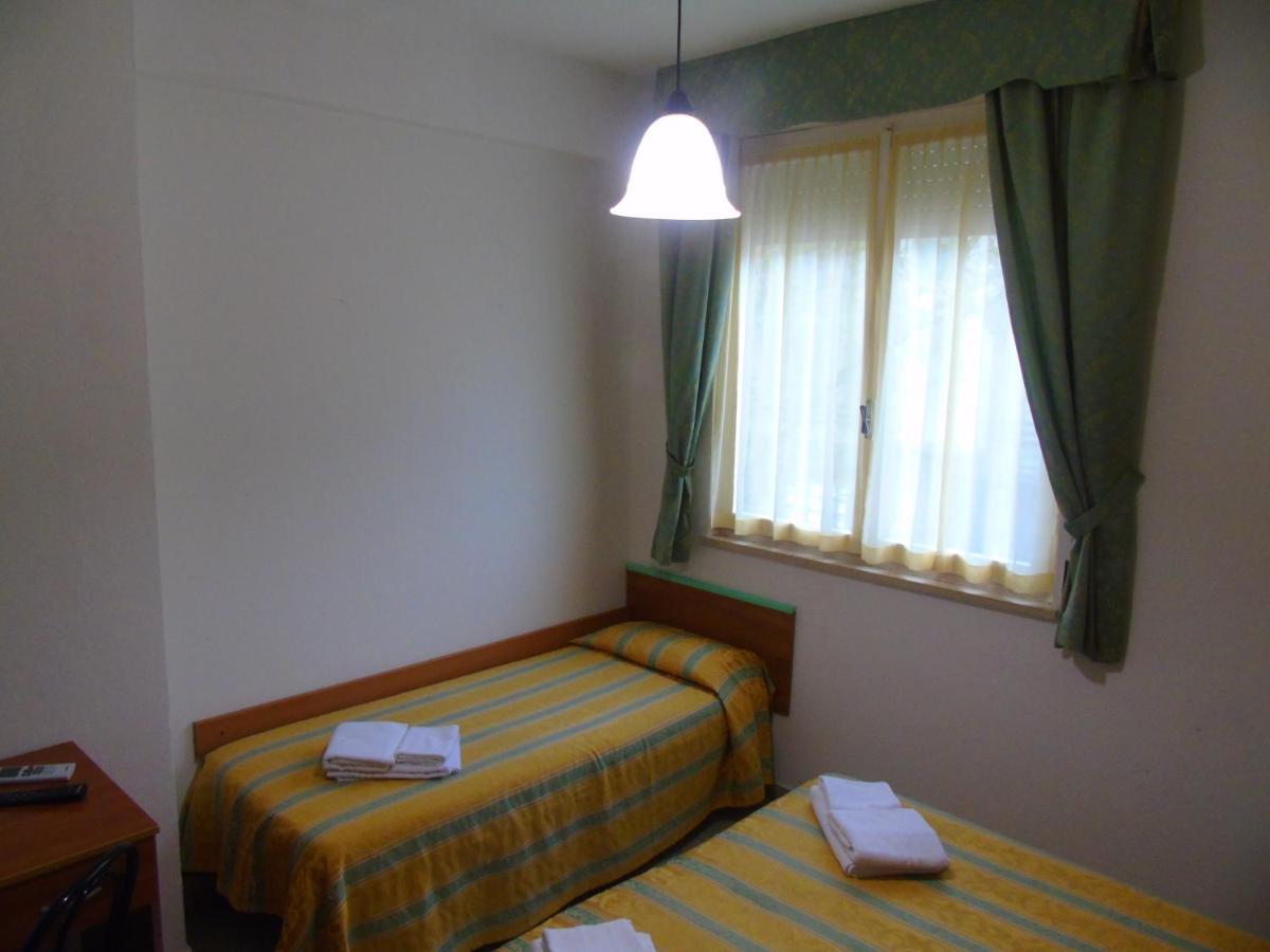 Hotel Zeus Lido Di Classe Room Only Bagian luar foto